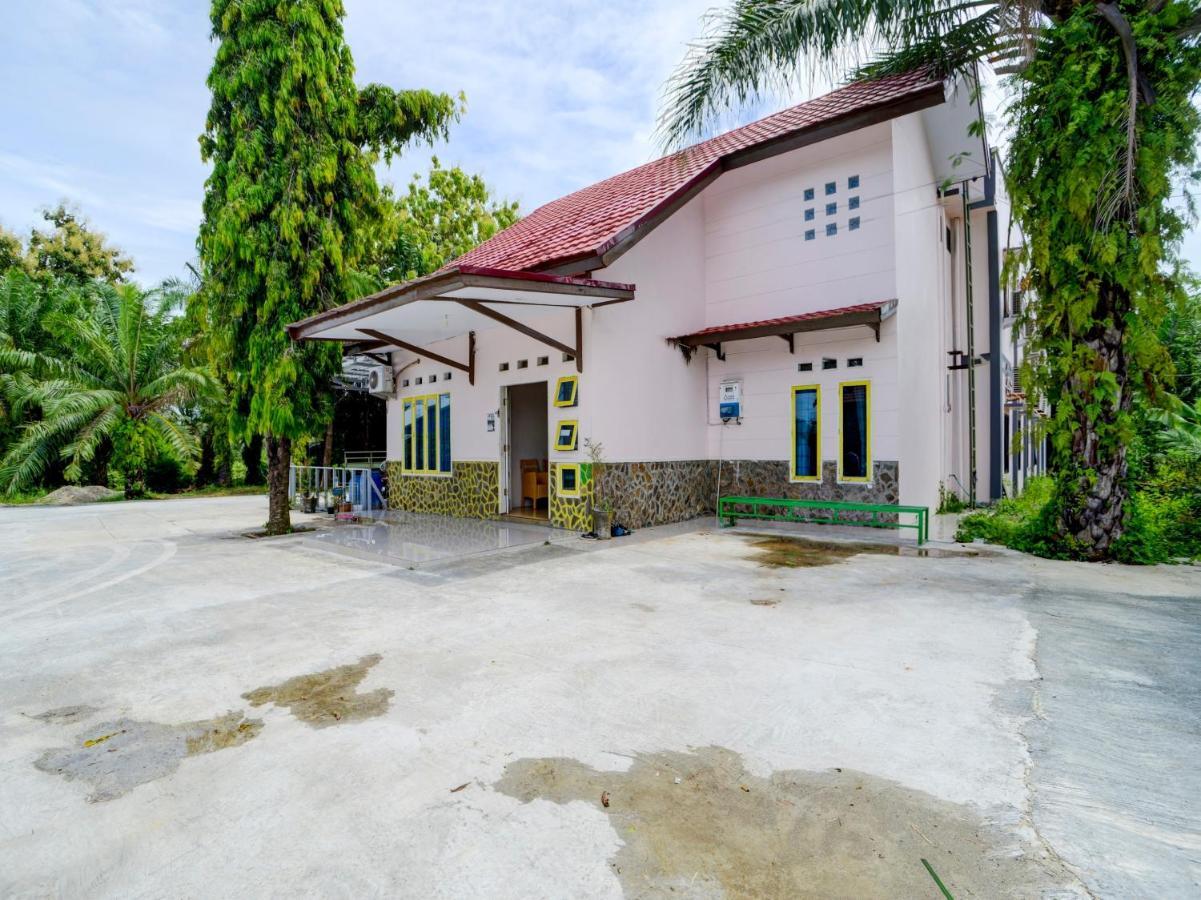 Oyo 90263 Hotel Diva Golf Bengkulu Exterior photo